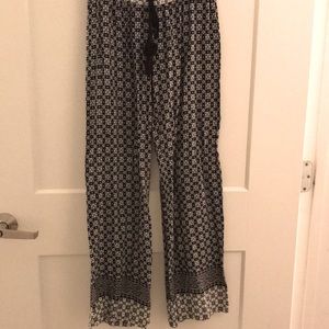 Black and white patterned flowy pants